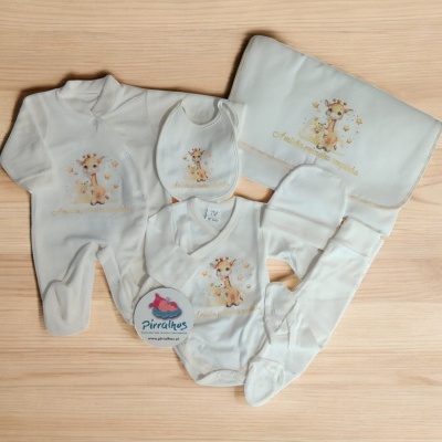 Conjunto de roupa de bebé branca com desenho de girafa e estrelas