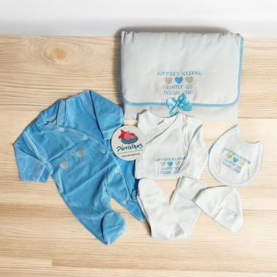 Conjunto roupa bebé azul e branco com bordados e embalagem com laço azul