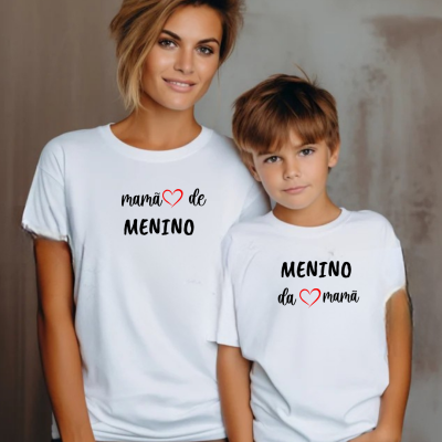Mulher e menino com t-shirts brancas com texto em português e coração vermelho.