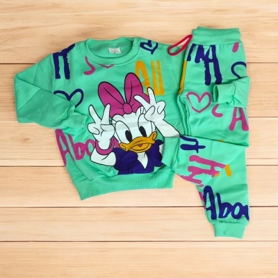 Conjunto de roupa infantil verde com estampa da personagem Daisy Duck e padrões multicoloridos