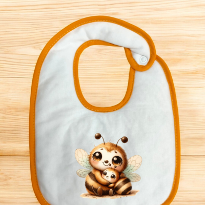 Babete branco com borda laranja e ilustração de duas abelhas fofas