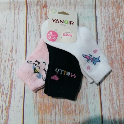 Três meias de bebê coloridas com embalagem YANOIR