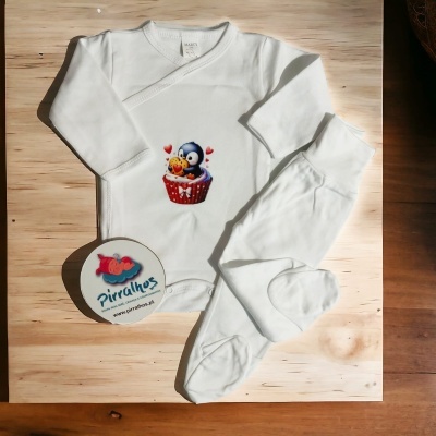 Conjunto de bebé branco com estampa de pinguim azul e pássaro amarelo num copo vermelho com corações