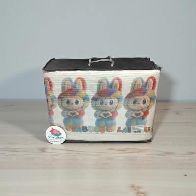 Cobertor infantil AREA BEBE com desenho de coelhinho colorido embalada em capa preta