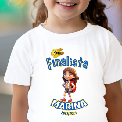 Camisola branca infantil com estampa colorida e texto 'Sou Finalista'