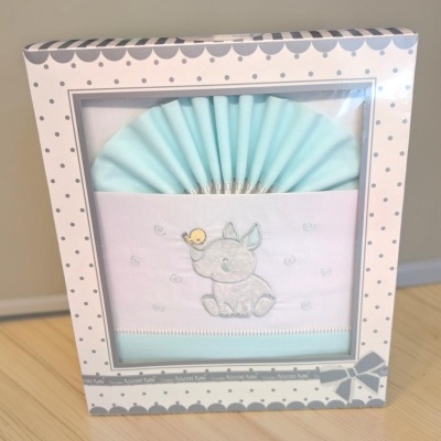 Conjunto de têxteis para bebé azul e branco com bordado de elefante e passarinho embalado em caixa com padrão de bolinhas cinzentas