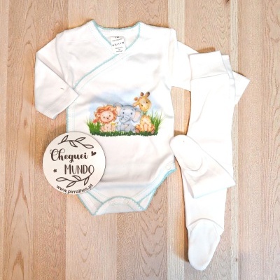 Conjunto de roupa de bebé branco com ilustração de animais