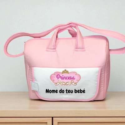 Mala rosa de bebé com bolso branco e texto decorativo