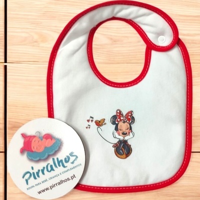 Babete branca com borda vermelha e estampa da Minnie a cantar
