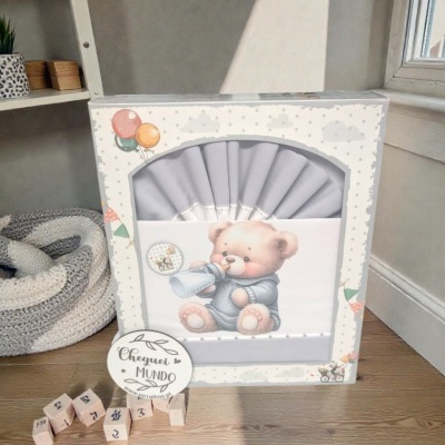 Caixa de roupa de bebé com ilustração de ursinho a beber biberão cinzento