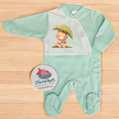 Babygrow verde claro com painel branco e gatinho com folha, botões de pressão e etiqueta Pirralhos