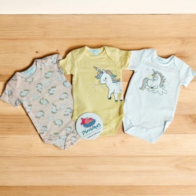 Três bodies de bebé coloridos com desenhos de unicórnios