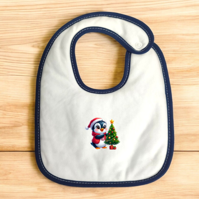 Babete branco com bordas azuis e pinguim decorativo a enfeitar árvore de Natal.