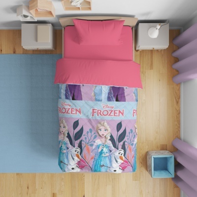 Cama de solteiro com roupa de cama Disney Frozen, painel com Elsa e Olaf, em quarto com chão de madeira e tapete azul claro