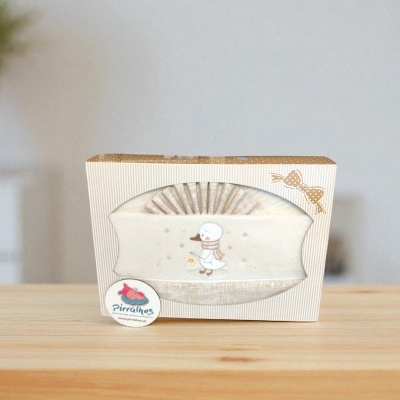 Produto para bebé com desenho de ganso em embalagem branca decorada