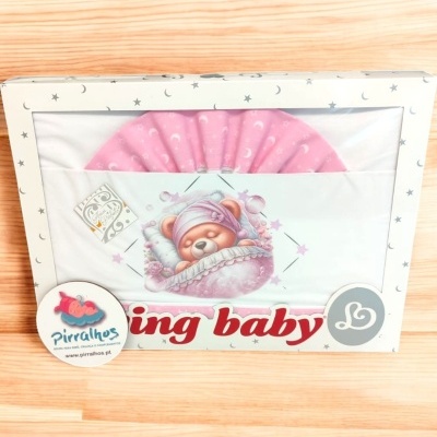 Conjunto roupa bebé em caixa com ursinho desenhado e peça rosa com estrelas