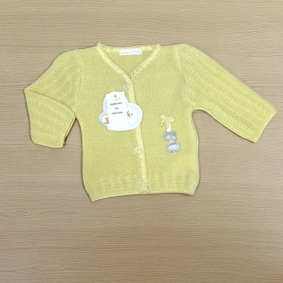 Camisola de bebé amarela clara em malha com botões e etiqueta de urso