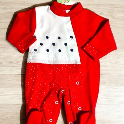 Macacão de bebé vermelho com branco e pontos azuis bordados