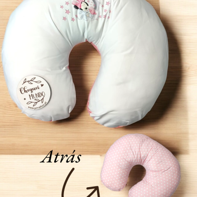 Travesseiro em U branco e rosa com estampa da Minnie e bolinhas brancas