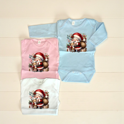 Três bodies de bebé com estampa de Pai Natal e rena, nas cores azul claro, rosa e branco