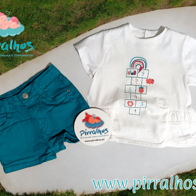 Conjunto infantil branco e azul com estampa de amarelinha