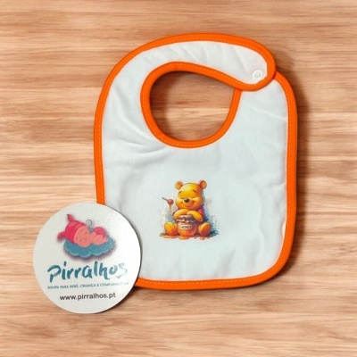 Babete branco com bordas laranjas e imagem do Ursinho Pooh