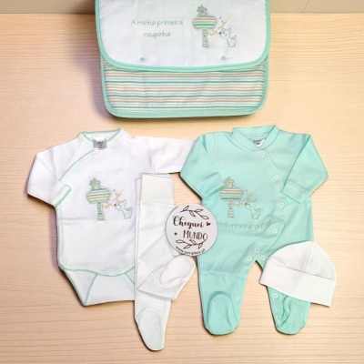 Conjunto de roupa para bebé com saco, bodys, babygrow, meias e gorro com tema de árvore e coelho