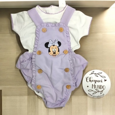 Conjunto de bebé branco e lilás com imagem da Minnie Mouse e botões de madeira