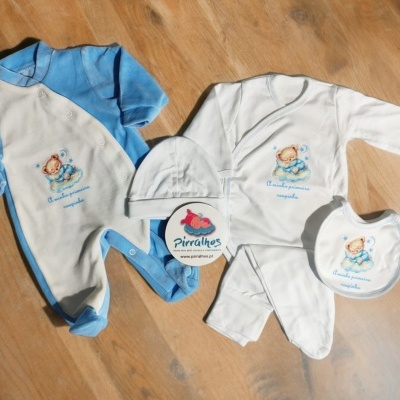 Conjunto de roupa de bebé azul e branco com ursinho e texto