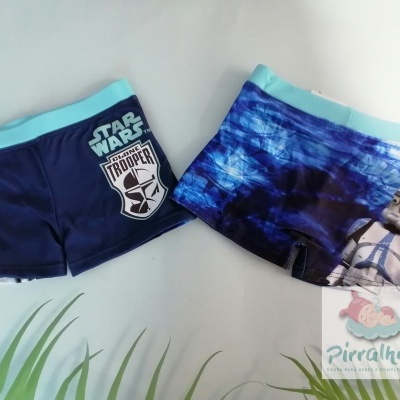 Dois calções de banho azuis com estampas Star Wars, um com logo e outro com imagem de Stormtrooper