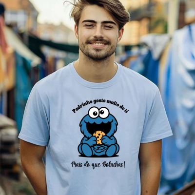 T-shirt branca com estampa de personagem azul com bolacha e texto em português.