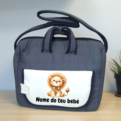 Mala azul escura com bolso branco e desenho de leão