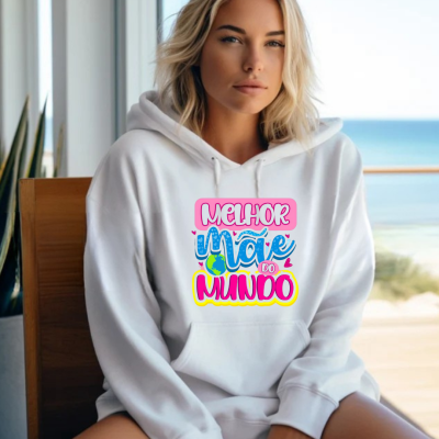 Mulher com sweatshirt branca com capuz e estampa colorida 
