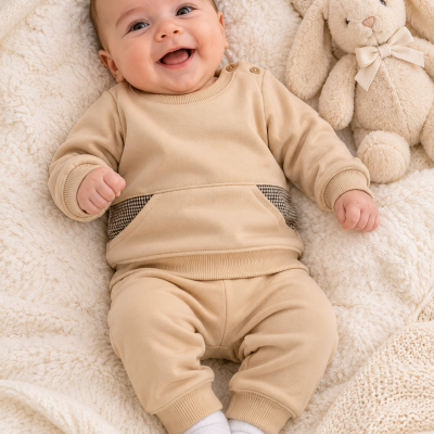 Bebé com roupa bege e peluche de coelho