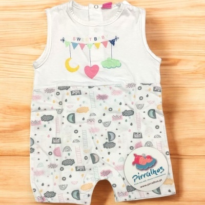 Macacão de bebé branco com padrão colorido na parte inferior e etiqueta 'Pirralhos'