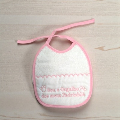 Babete branco e rosa com bordado e fitas para atar