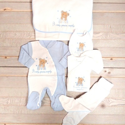 Conjunto de roupa de bebé azul e branco com bordados de urso e texto