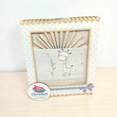 Quadro infantil com girafa e tecido plissado em moldura branca e bege