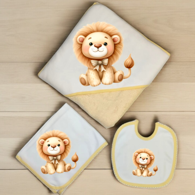 Conjunto de toalha, paninho e babete com estampa de leãozinho e bordas amarelas
