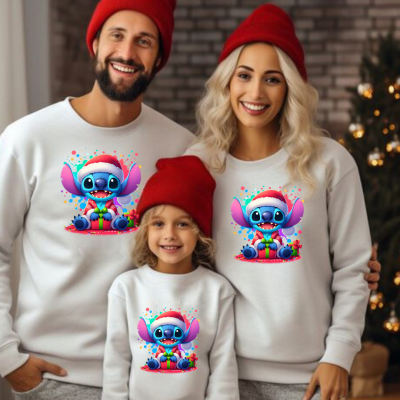 Família com camisolas de Stitch de Natal e gorros vermelhos em ambiente de Natal