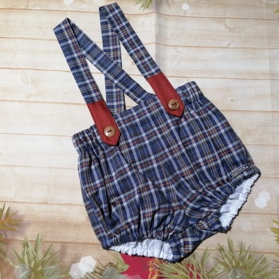 Macacão curto para bebé xadrez com alças e botões.