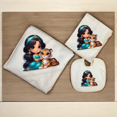 Conjunto de toalha, fralda e babete com estampa de personagem feminina e tigre.