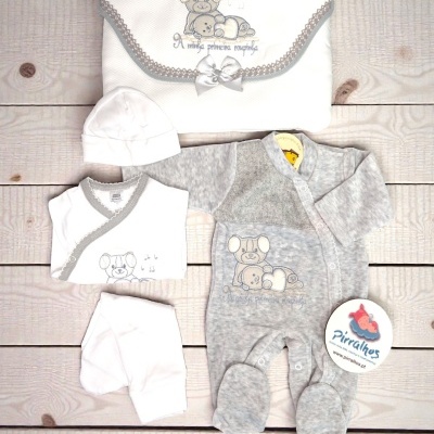 Conjunto de roupa para bebé branca e cinzenta com ursinho bordado e texto sobre madeira clara
