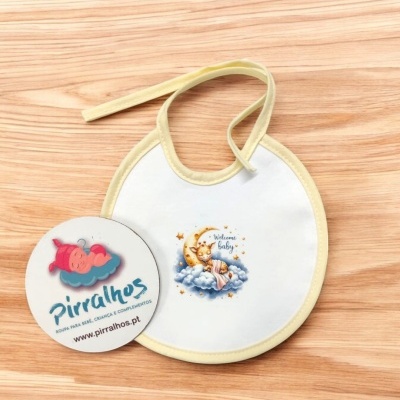 Babete de bebé branco com padrão de lua, estrelas e texto 'Welcome baby'