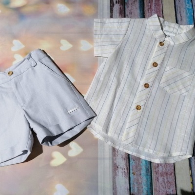 Conjunto infantil camisa e calções brancos com riscas e botões castanhos