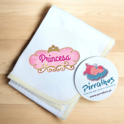 Fralda branca com borda amarela e etiqueta Princesa rosa e dourada