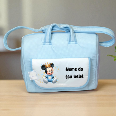 Mala de bebé azul clara com bolso frontal branco e imagem de rato com coroa