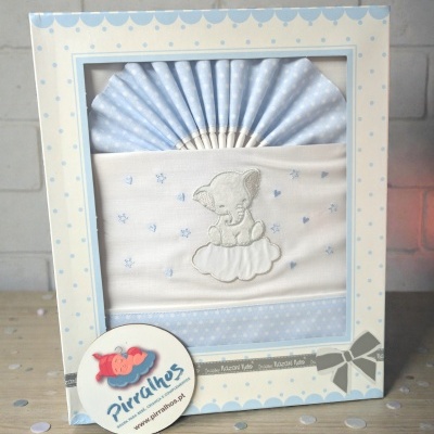 Caixa azul clara para roupa de bebé com bordados e padrão de estrelas