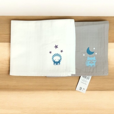 Conjunto de dois panos de cozinha com desenhos infantis em tecido branco e cinzento sobre mesa de madeira