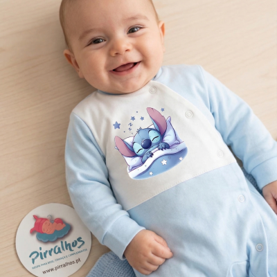 Babygrow azul e branco com estampa do Stitch a dormir e etiqueta redonda ao lado